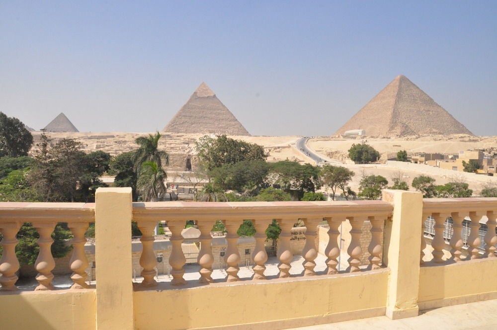 Great Pyramid Inn Giza Necropolis Egypt thumbnail